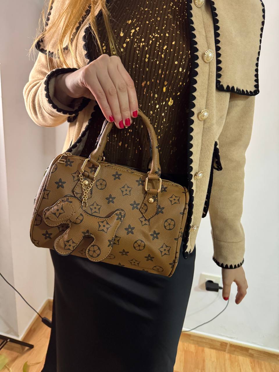 Bolso beige con detalle perrito