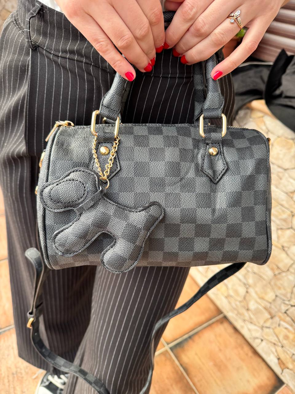 Bolso negro figuras detalle perrito