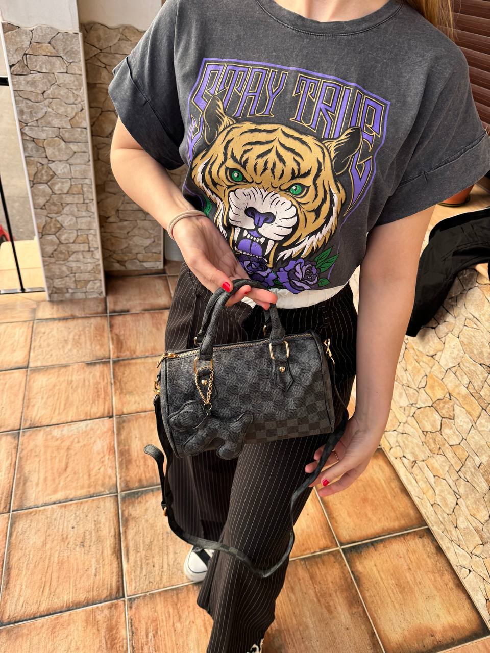 Bolso negro figuras detalle perrito