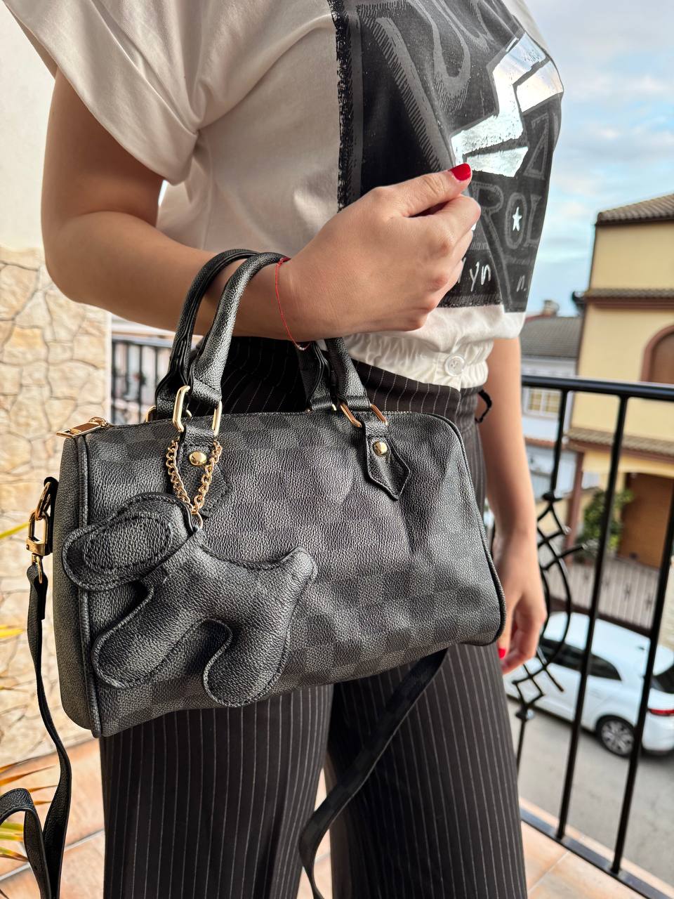 Bolso negro figuras detalle perrito