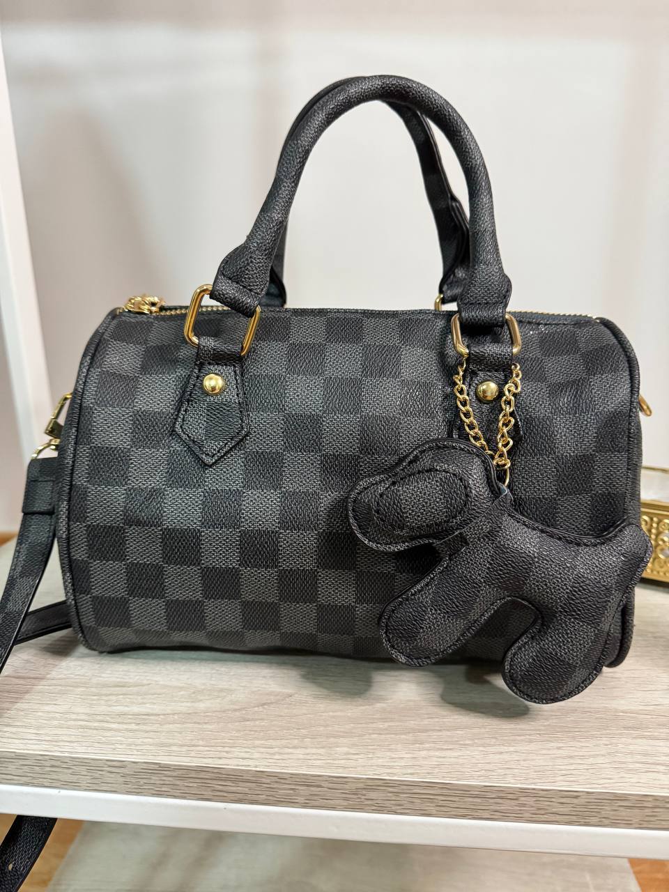 Bolso negro figuras detalle perrito