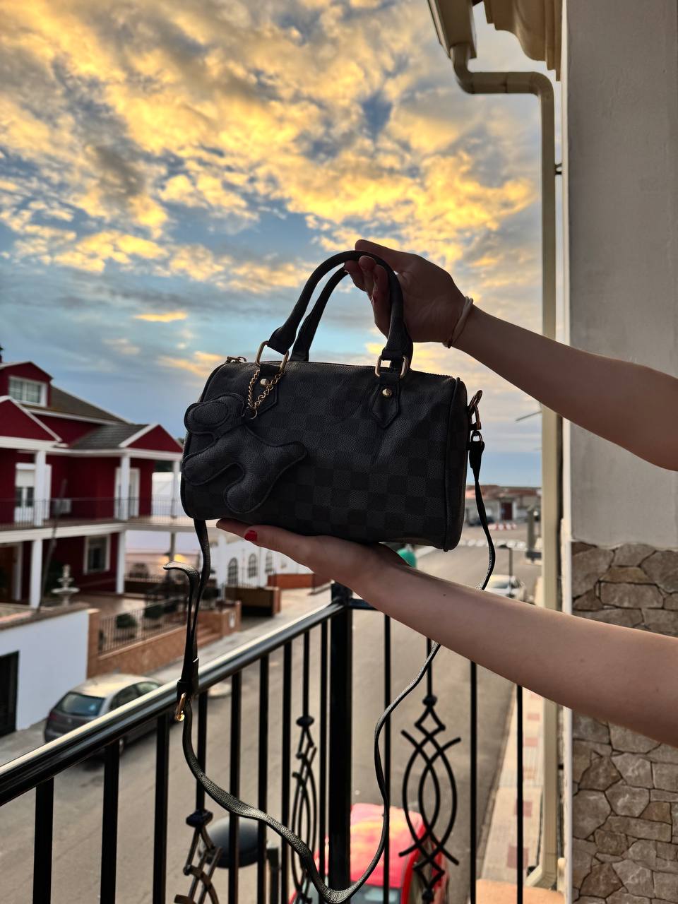 Bolso negro figuras detalle perrito