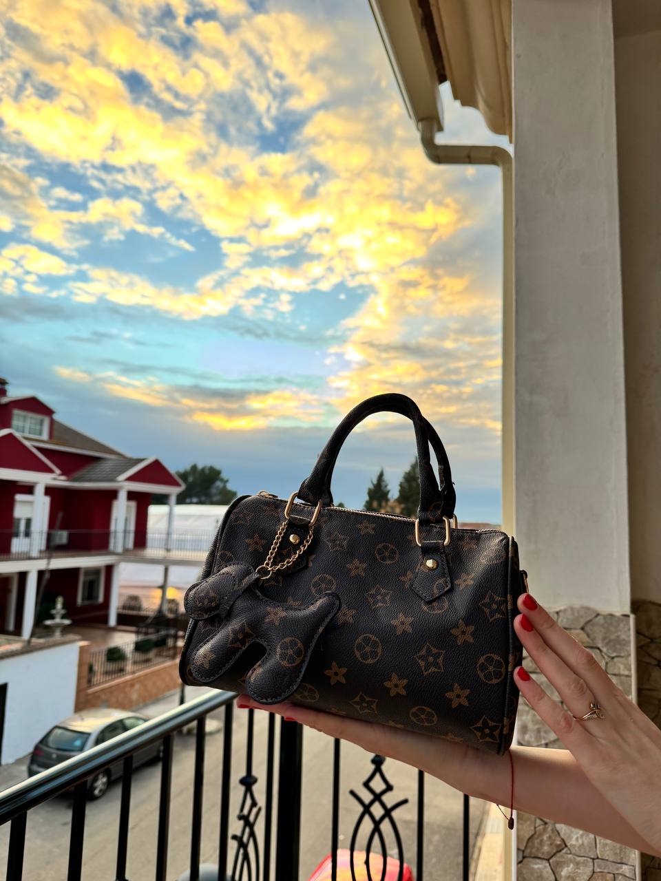 Bolso marrón con detalle perrito