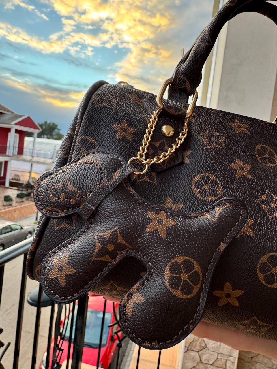 Bolso marrón con detalle perrito