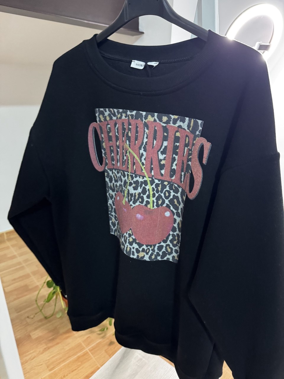Sudadera negra Cherries