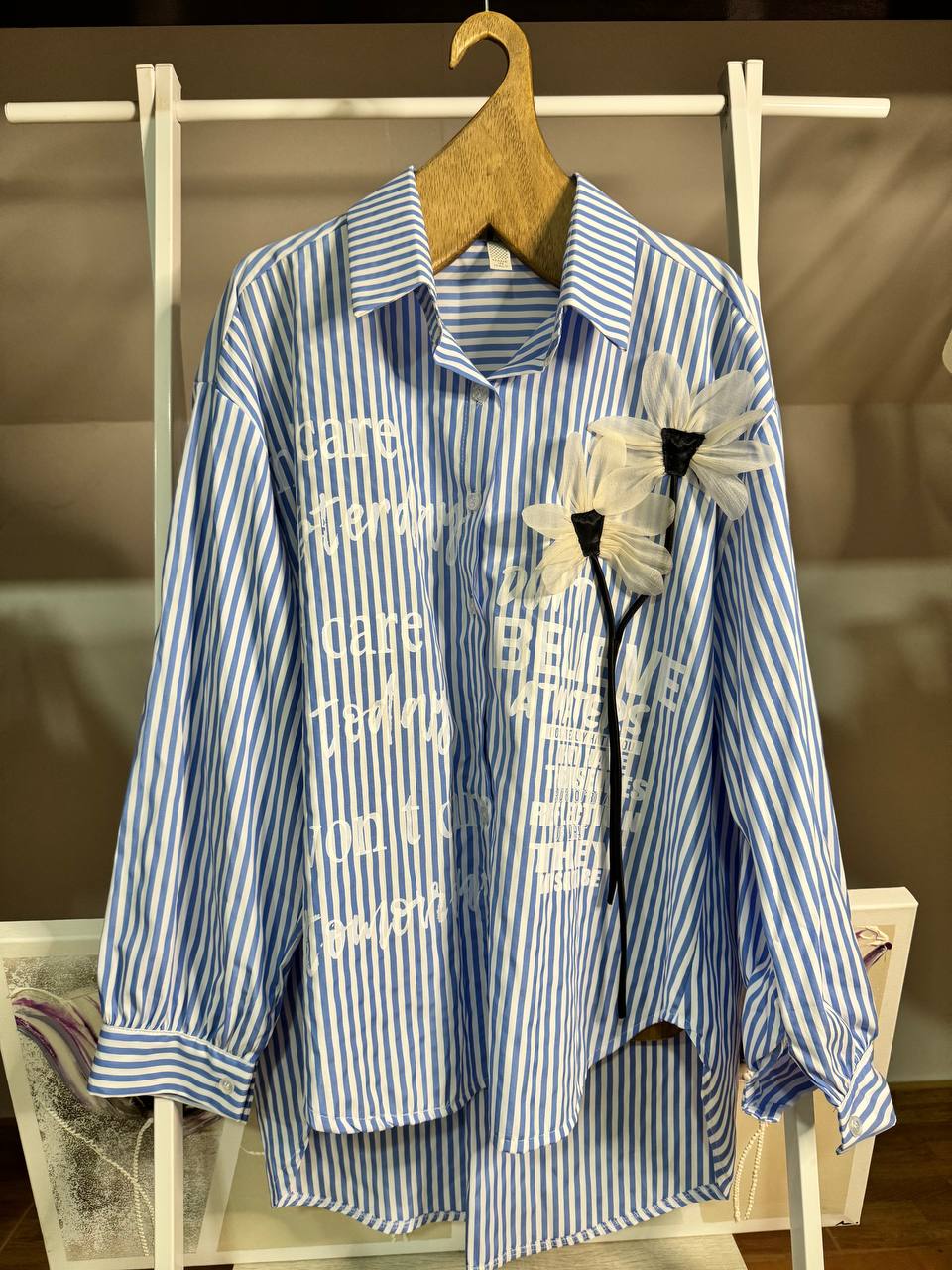 Camisa oversize de rayas y flores