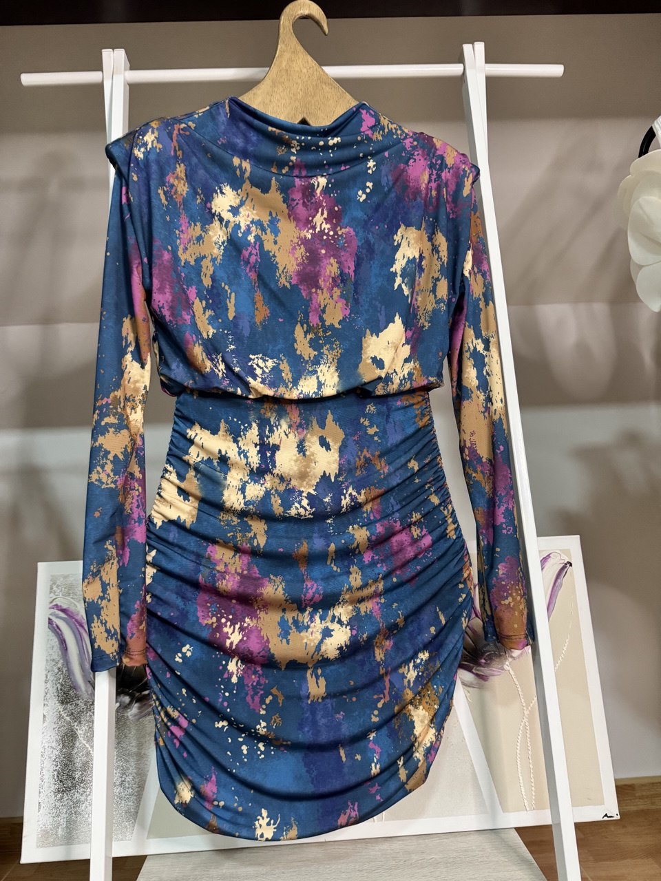 Vestido estampado acuarelas y hombreras