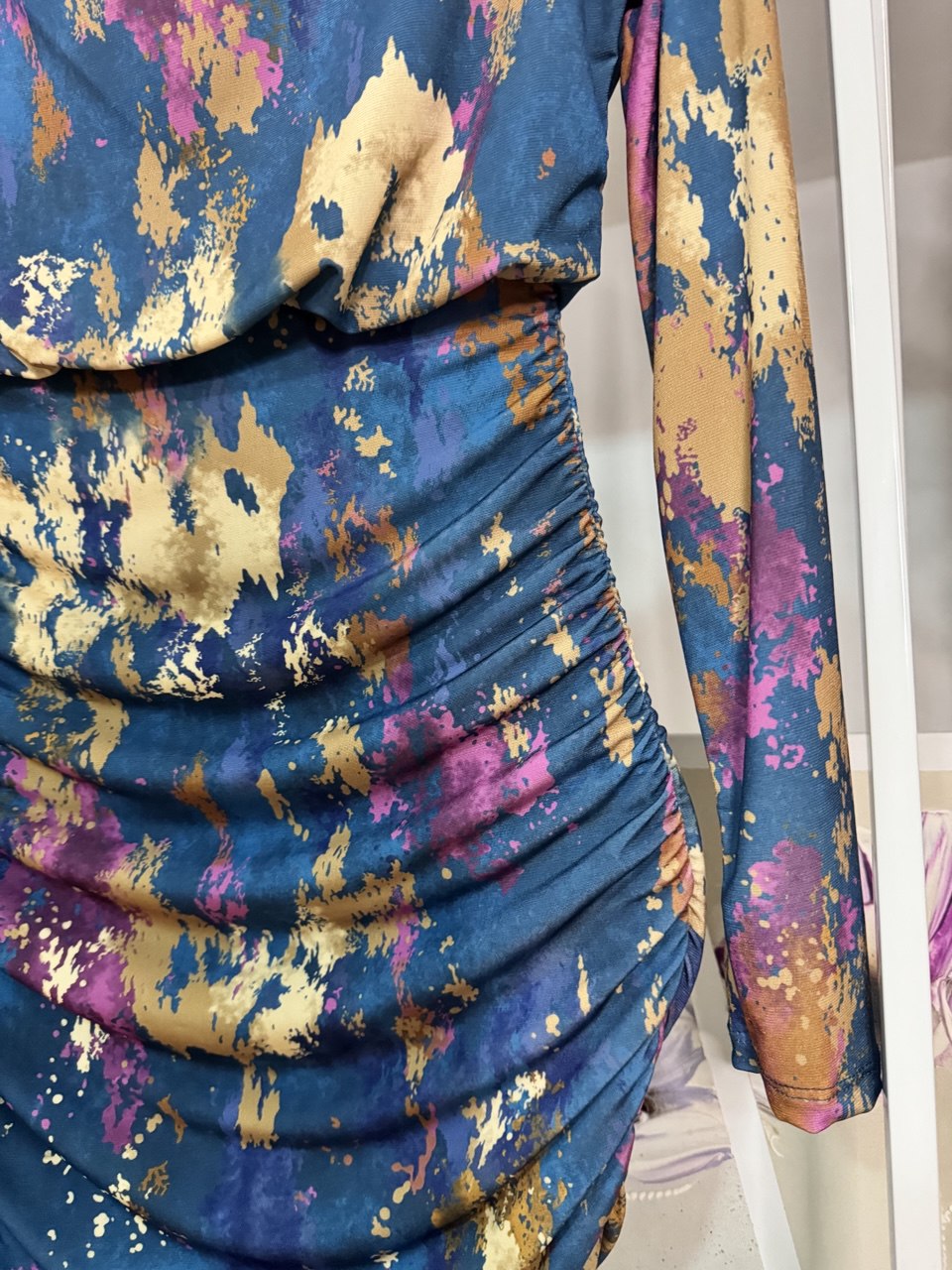 Vestido estampado acuarelas y hombreras