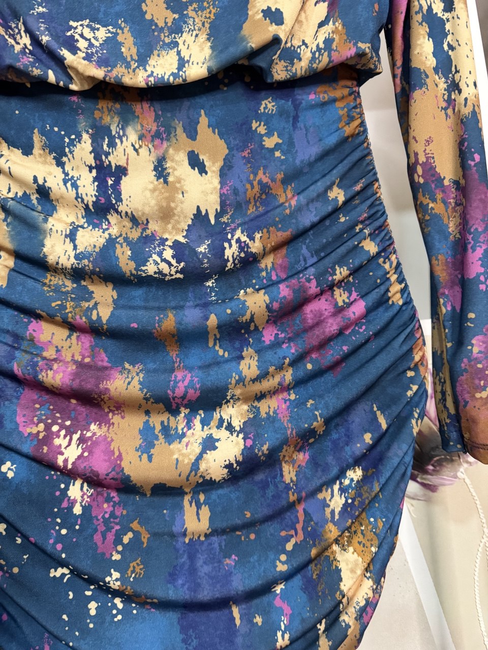 Vestido estampado acuarelas y hombreras