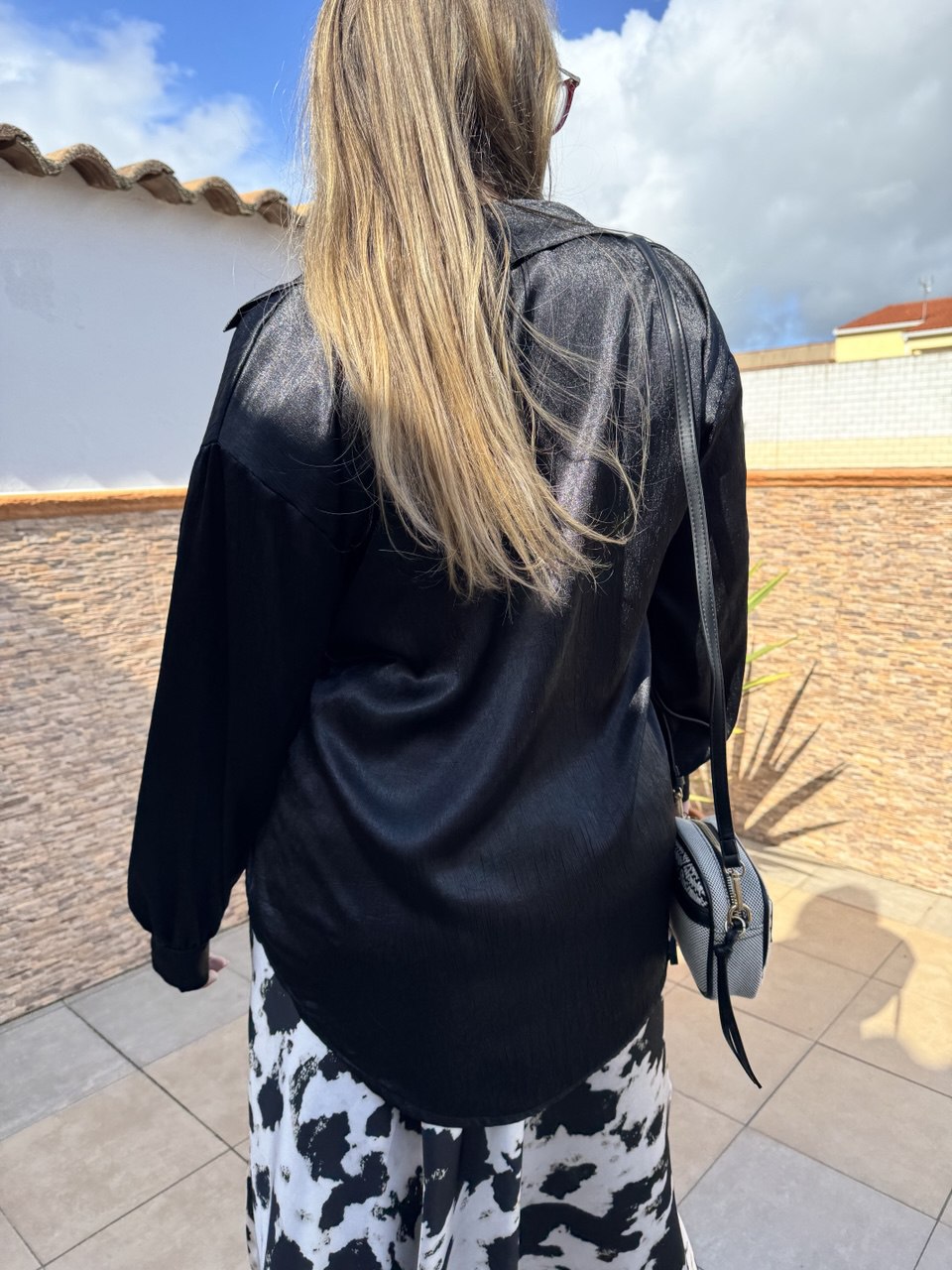 Camisa satinada negra oversize