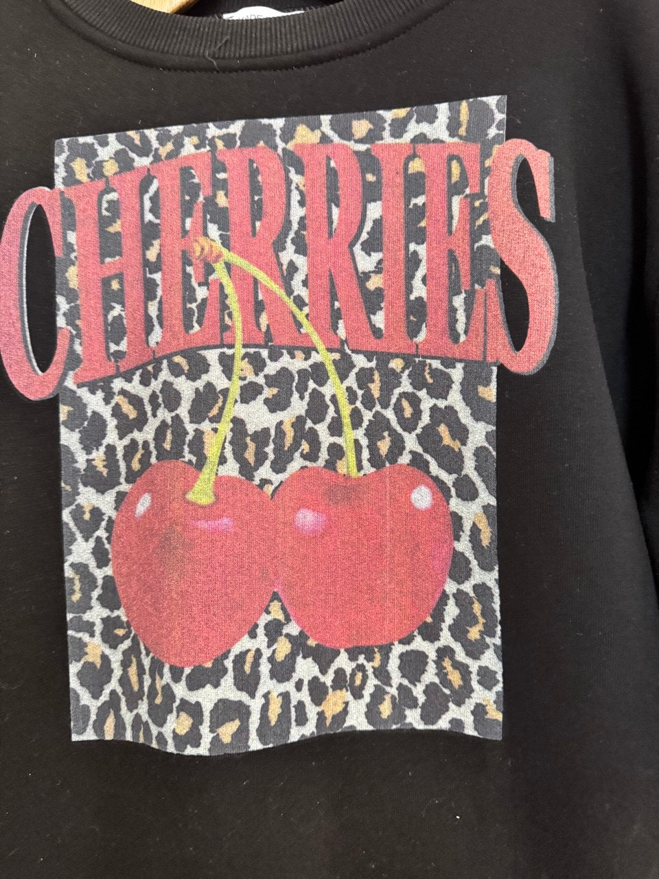 Sudadera negra Cherries
