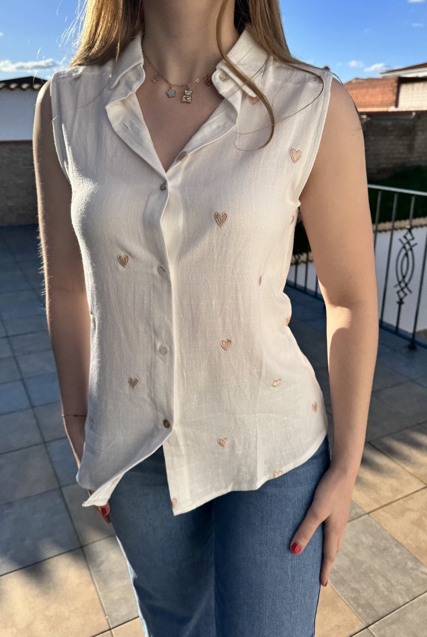 Camisa de lino con corazones bordados