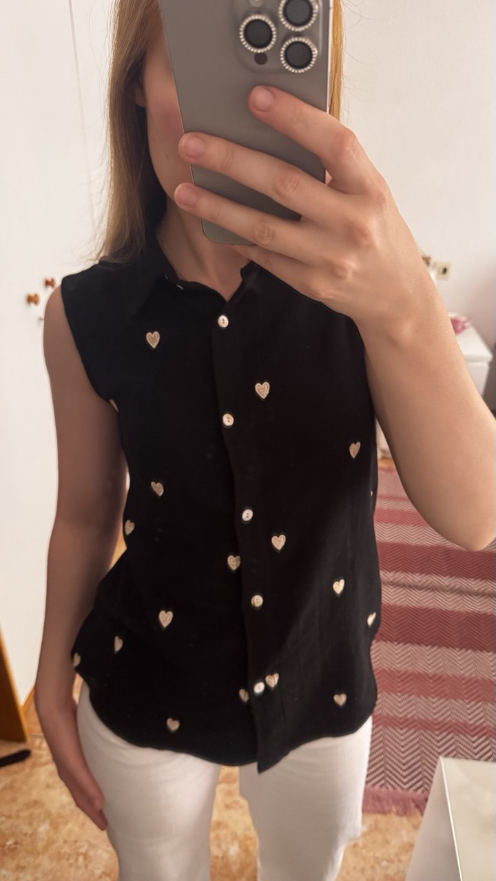 Camisa de lino con corazones bordados