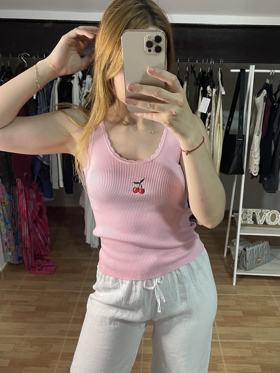 Camiseta cerezas bordadas (Varios colores)
