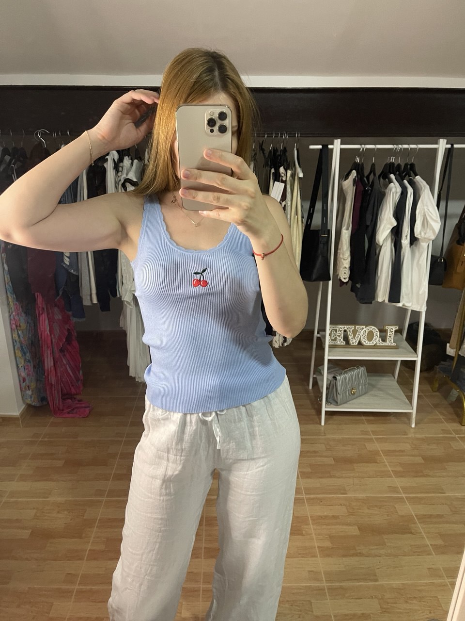Camiseta cerezas bordadas (Varios colores)