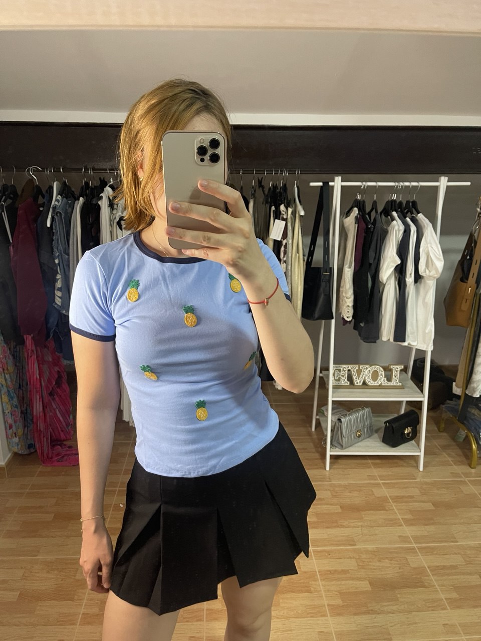 Camiseta elástica bordada con piñas 🍍
