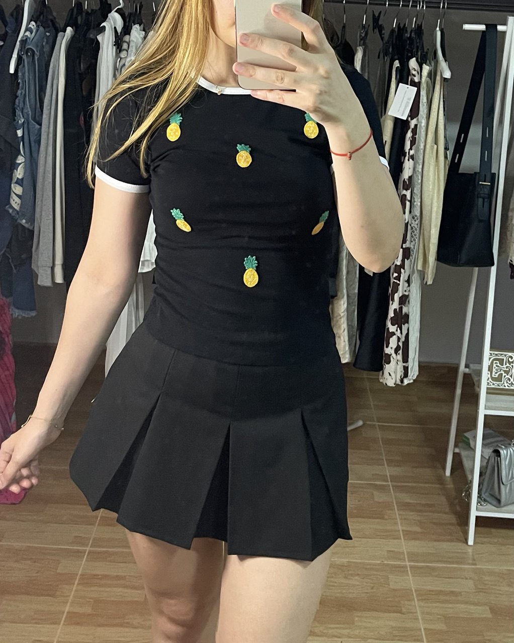 Camiseta elástica bordada con piñas 🍍