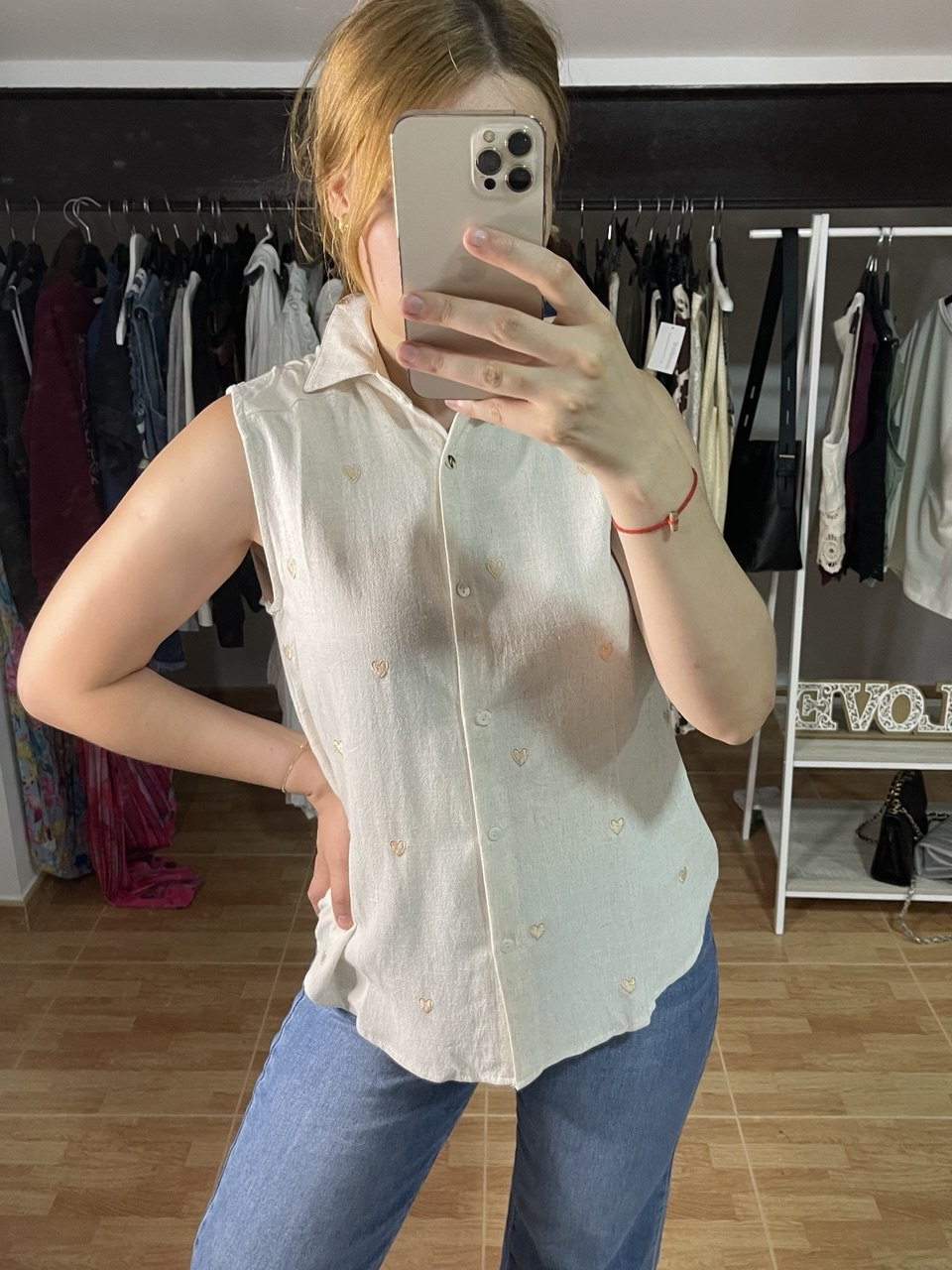 Camisa de lino con corazones bordados