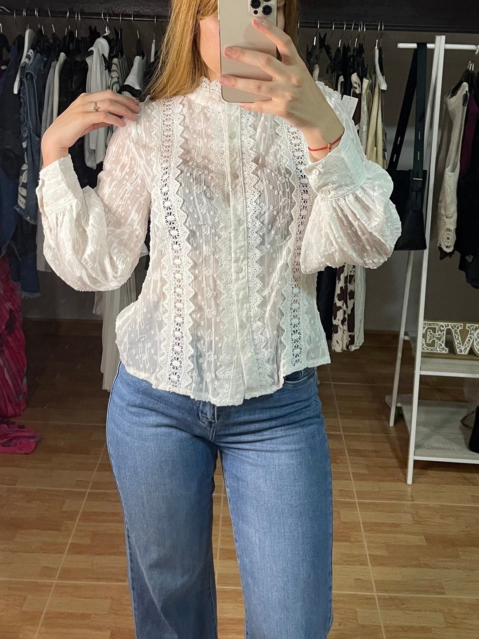 Camisa blanca bordada con hilos dorados