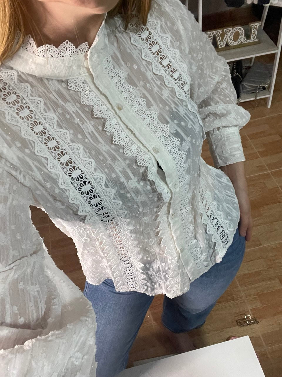 Camisa blanca bordada con hilos dorados