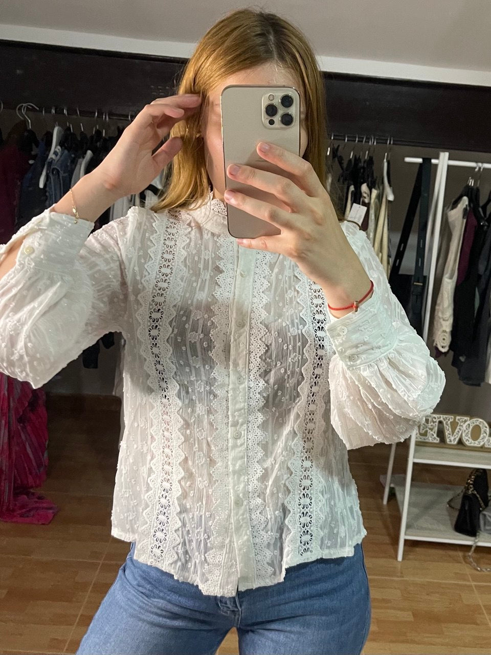 Camisa blanca bordada con hilos dorados