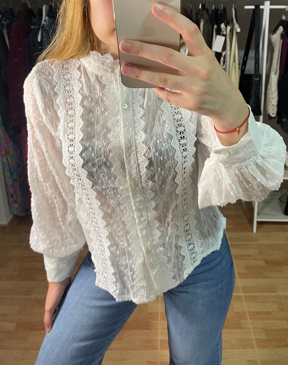 Camisa blanca bordada con hilos dorados