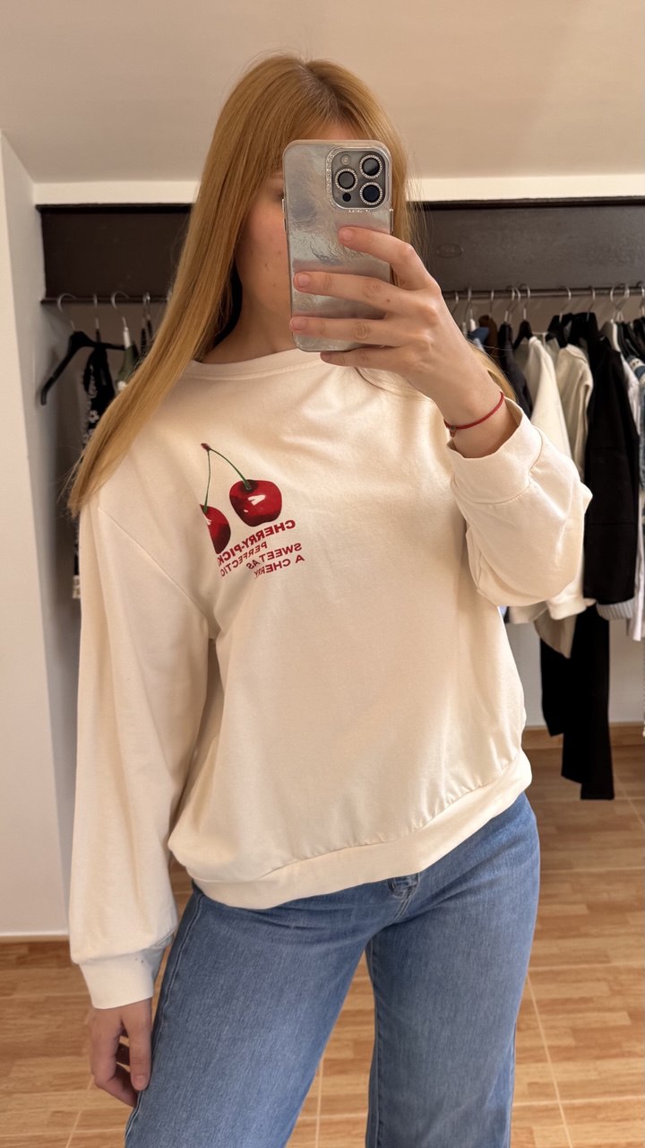 Sudadera crema oversize cherry