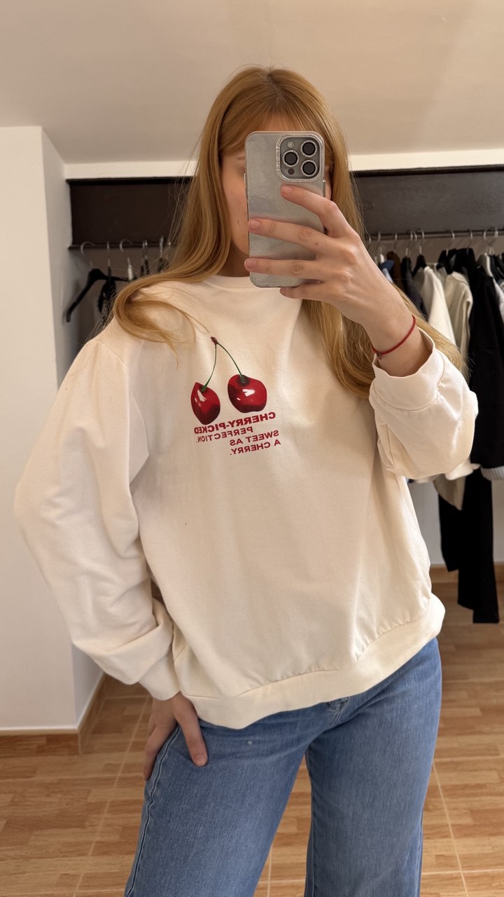 Sudadera crema oversize cherry