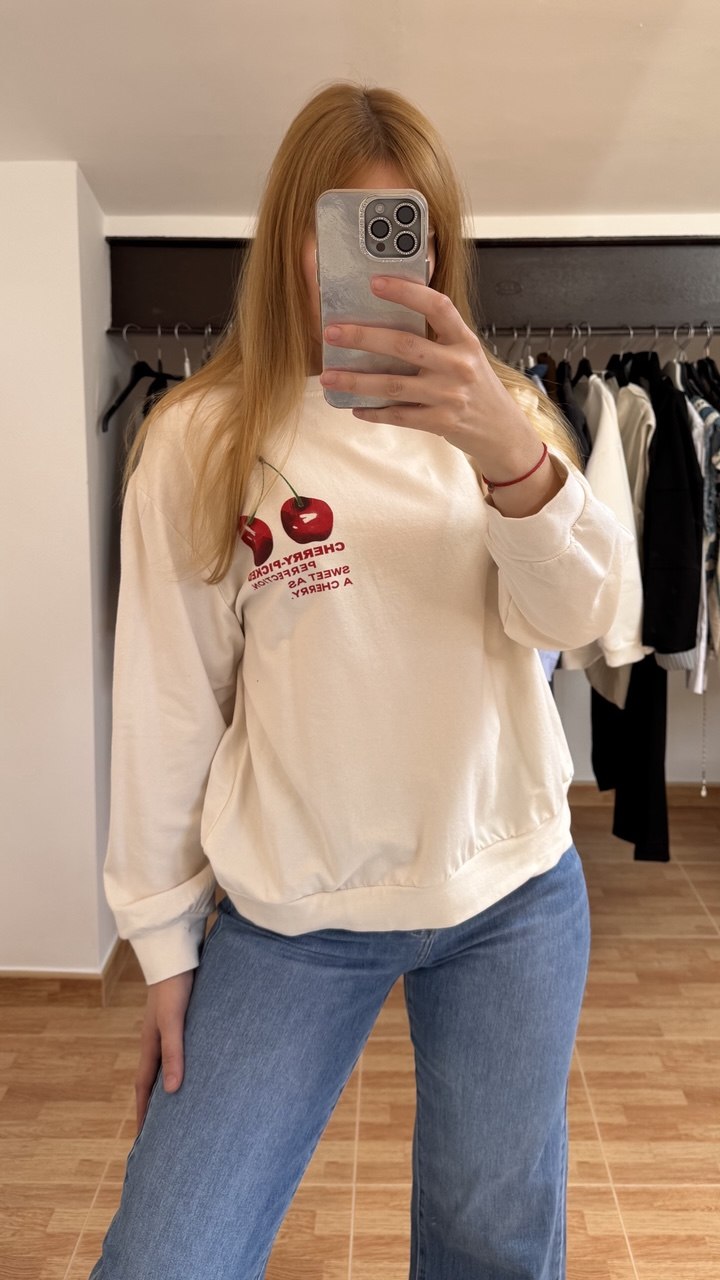 Sudadera crema oversize cherry
