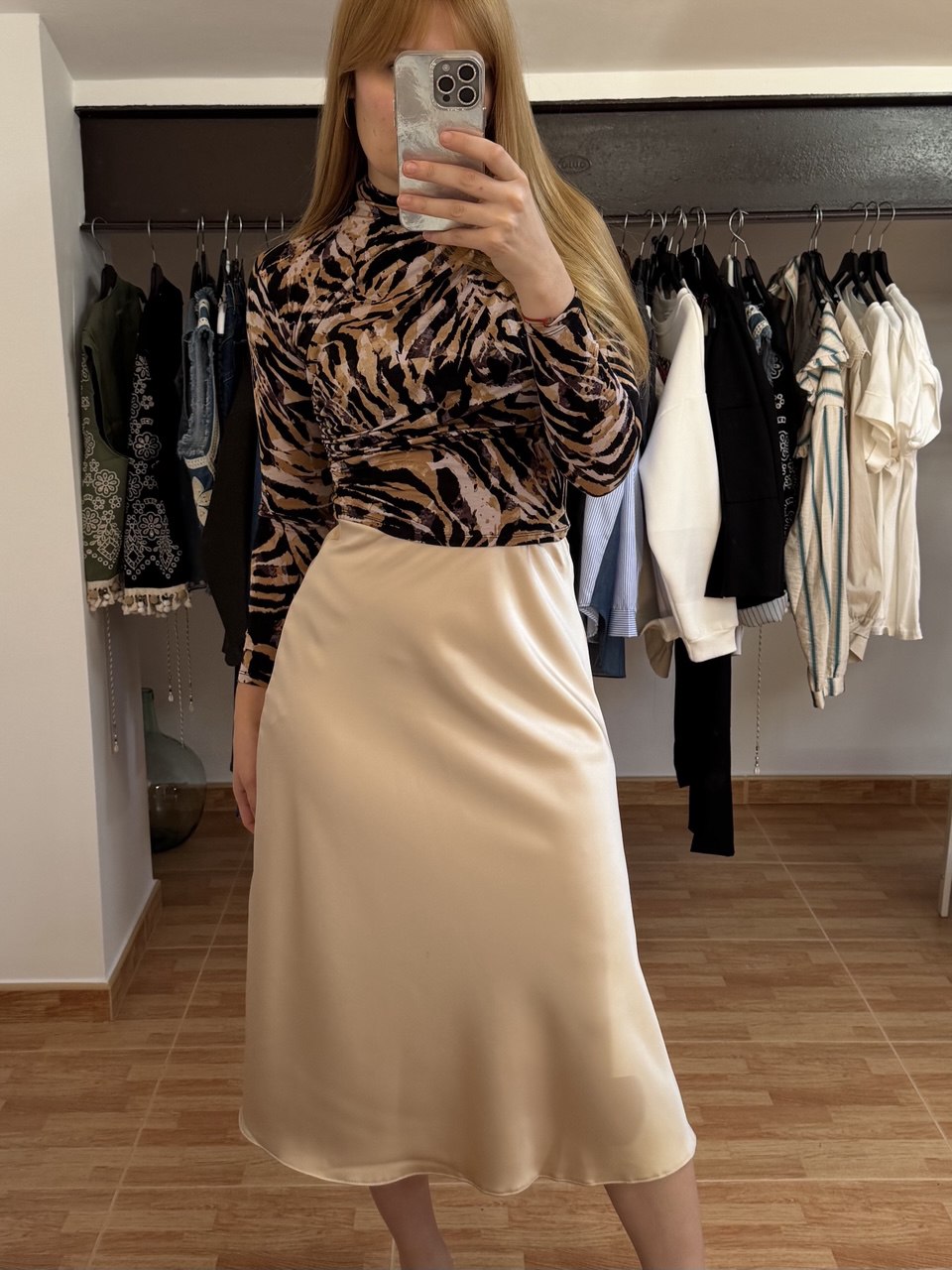 Falda satinada beige
