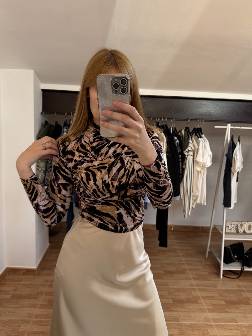 Falda satinada beige