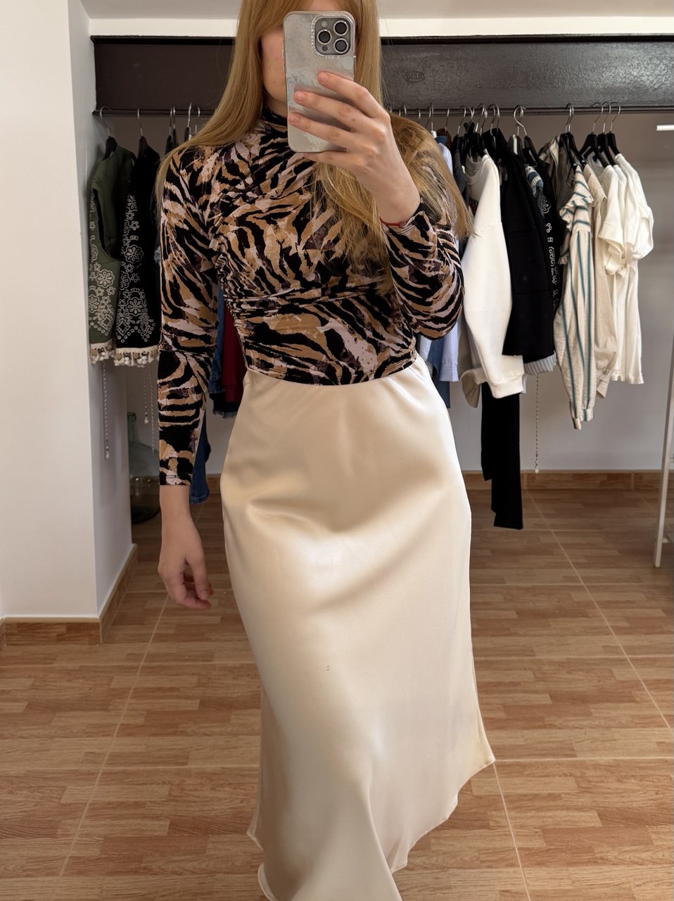Falda satinada beige