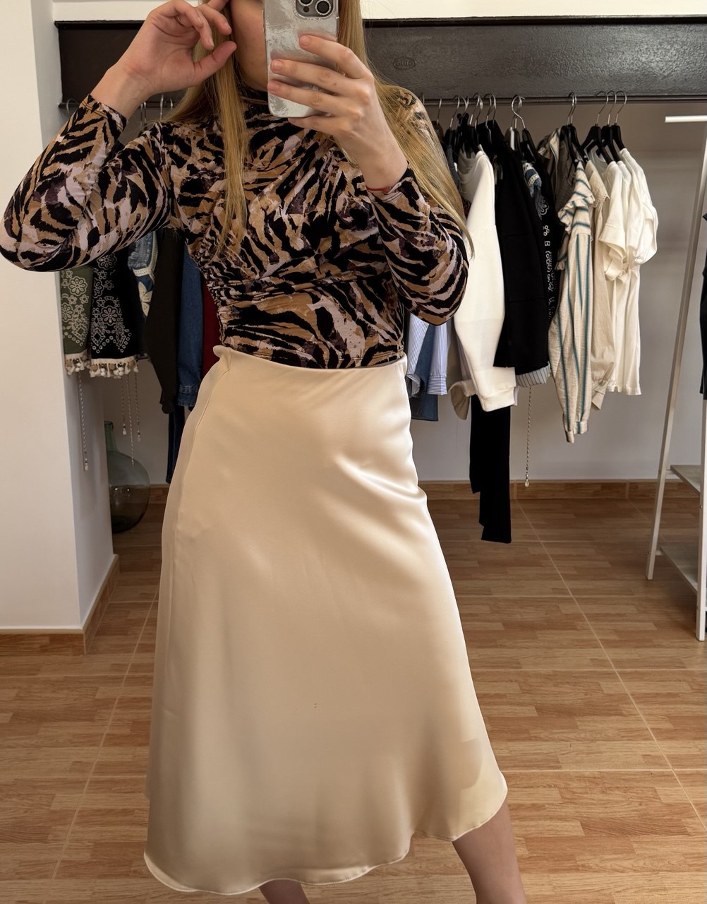 Falda satinada beige