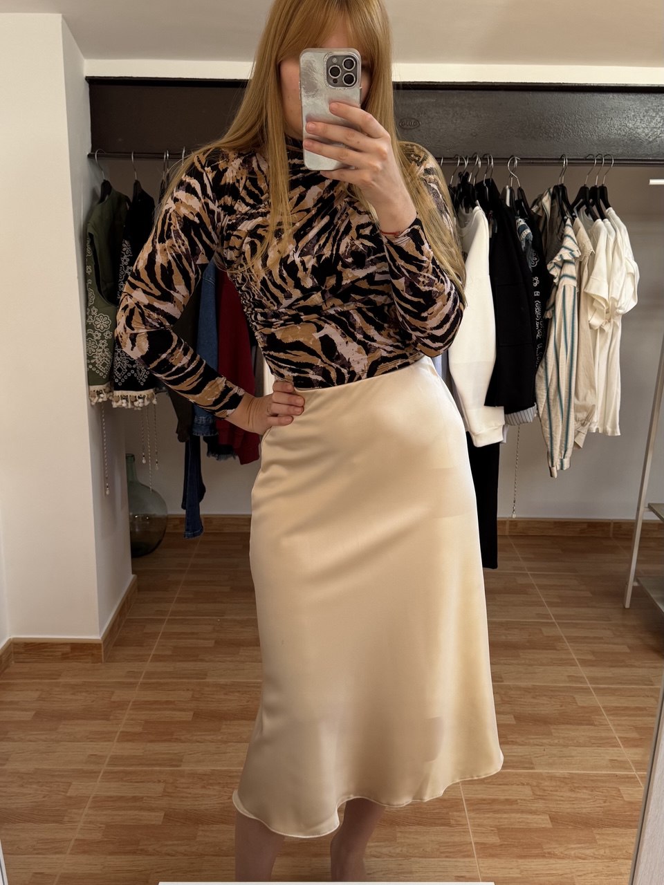 Falda satinada beige
