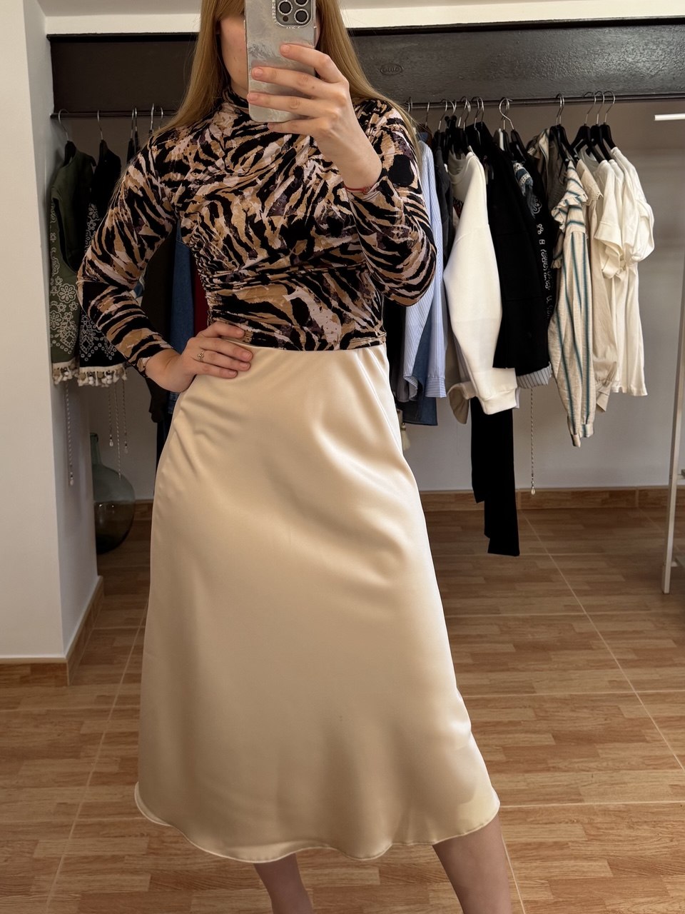 Falda satinada beige