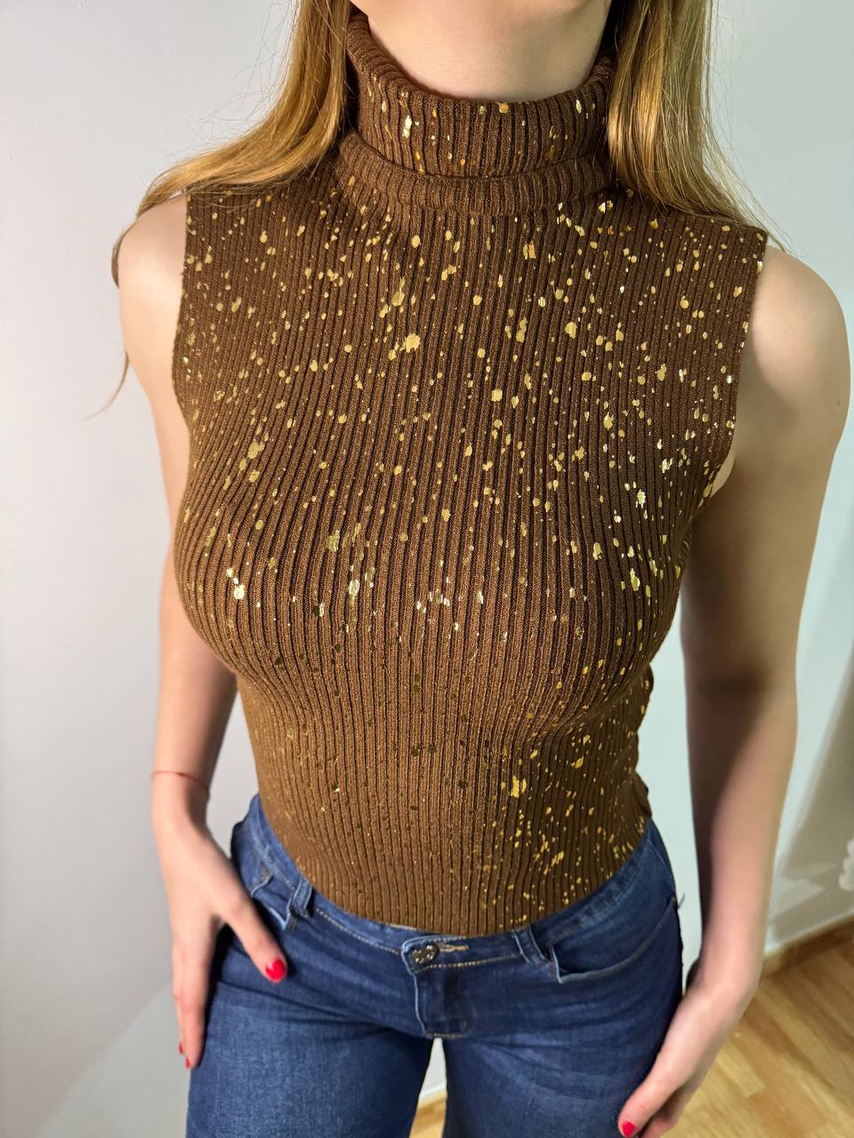 Top de canalé marron con gotas doradas