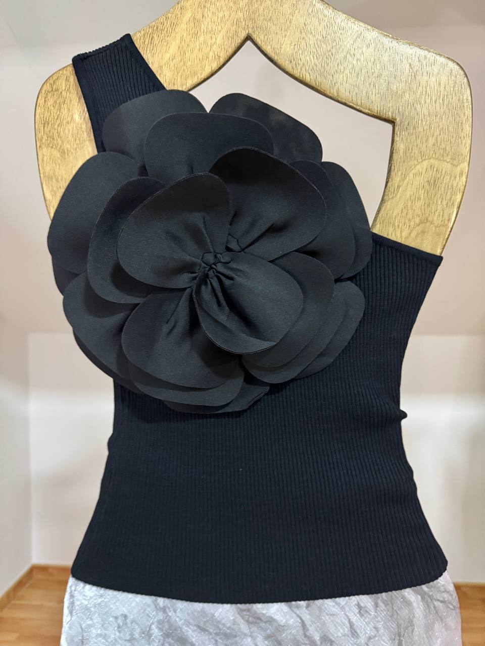 Top flower relief (black, beige, white and red)