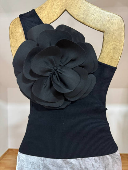 Top flower relief (black, beige, white and red)