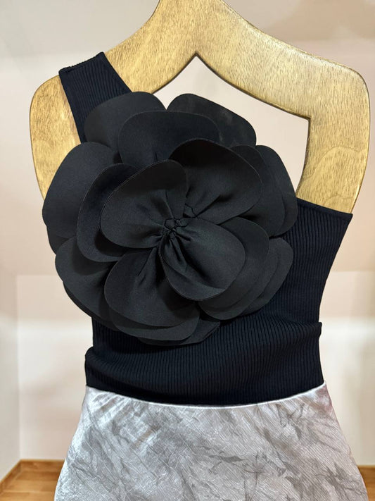 Top flower relief (black, beige, white and red)