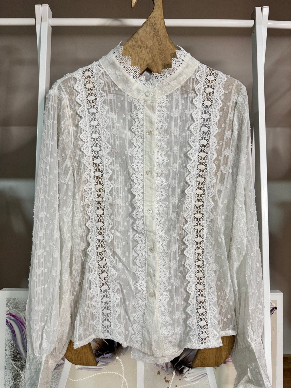 Camisa blanca bordada con hilos dorados