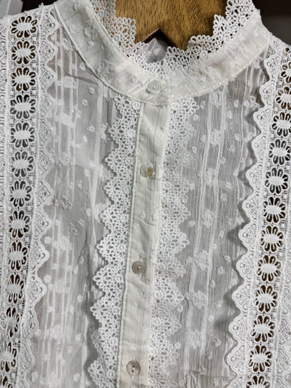 Camisa blanca bordada con hilos dorados