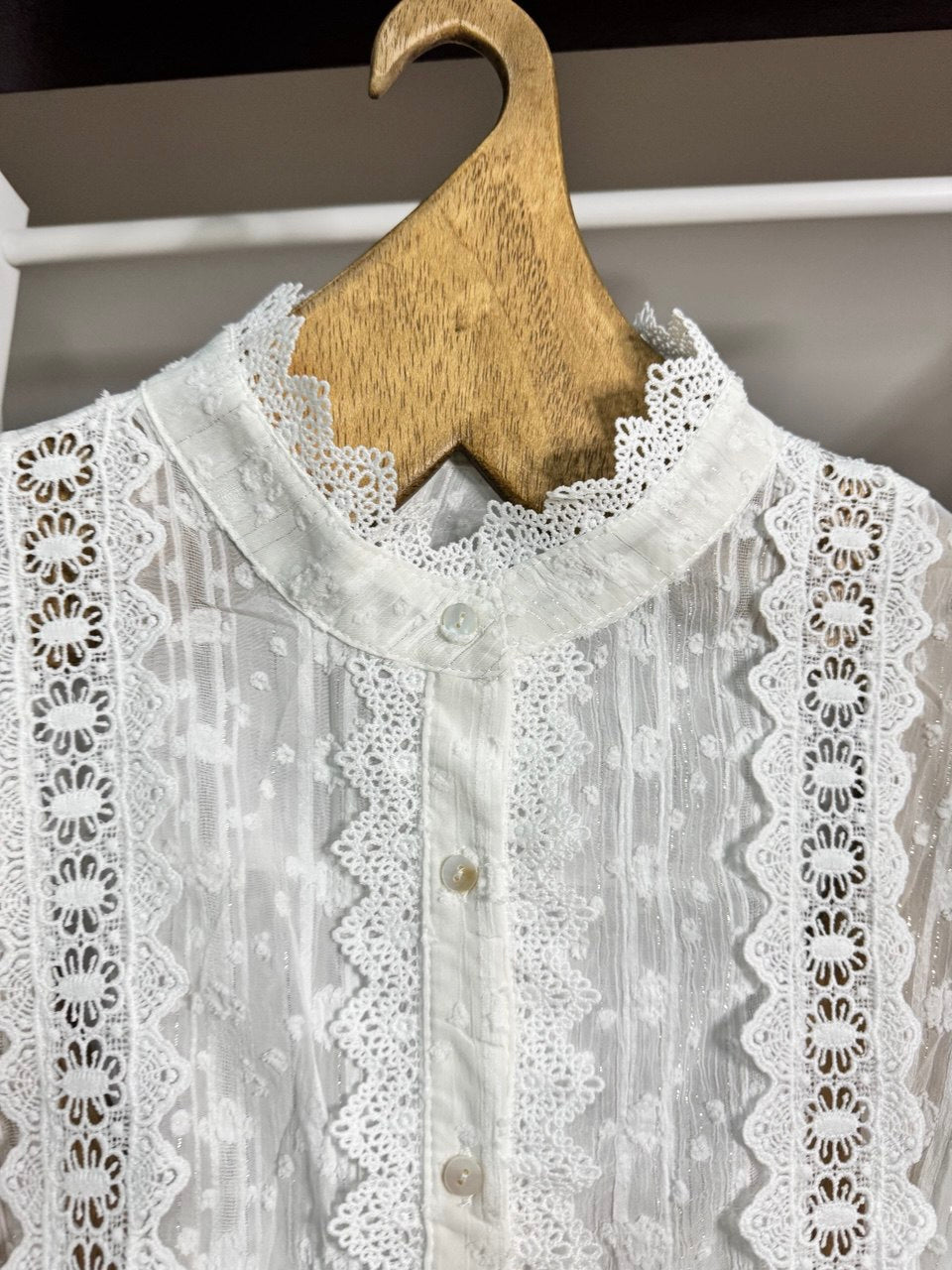 Camisa blanca bordada con hilos dorados