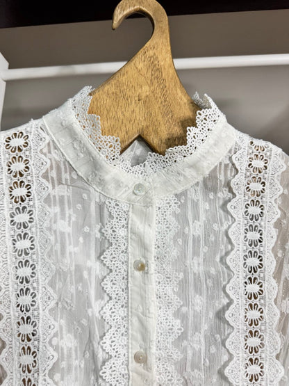 Camisa blanca bordada con hilos dorados