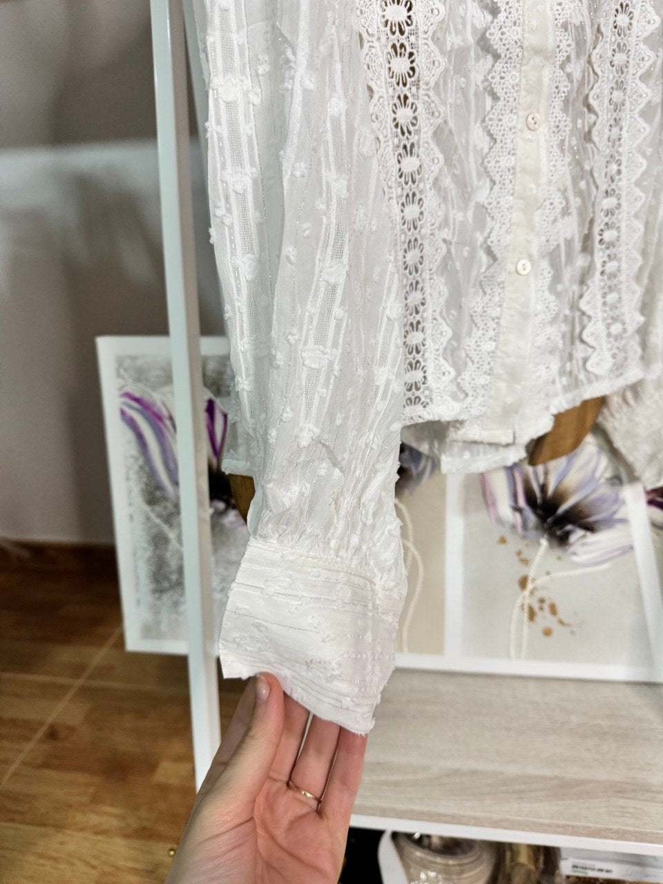 Camisa blanca bordada con hilos dorados