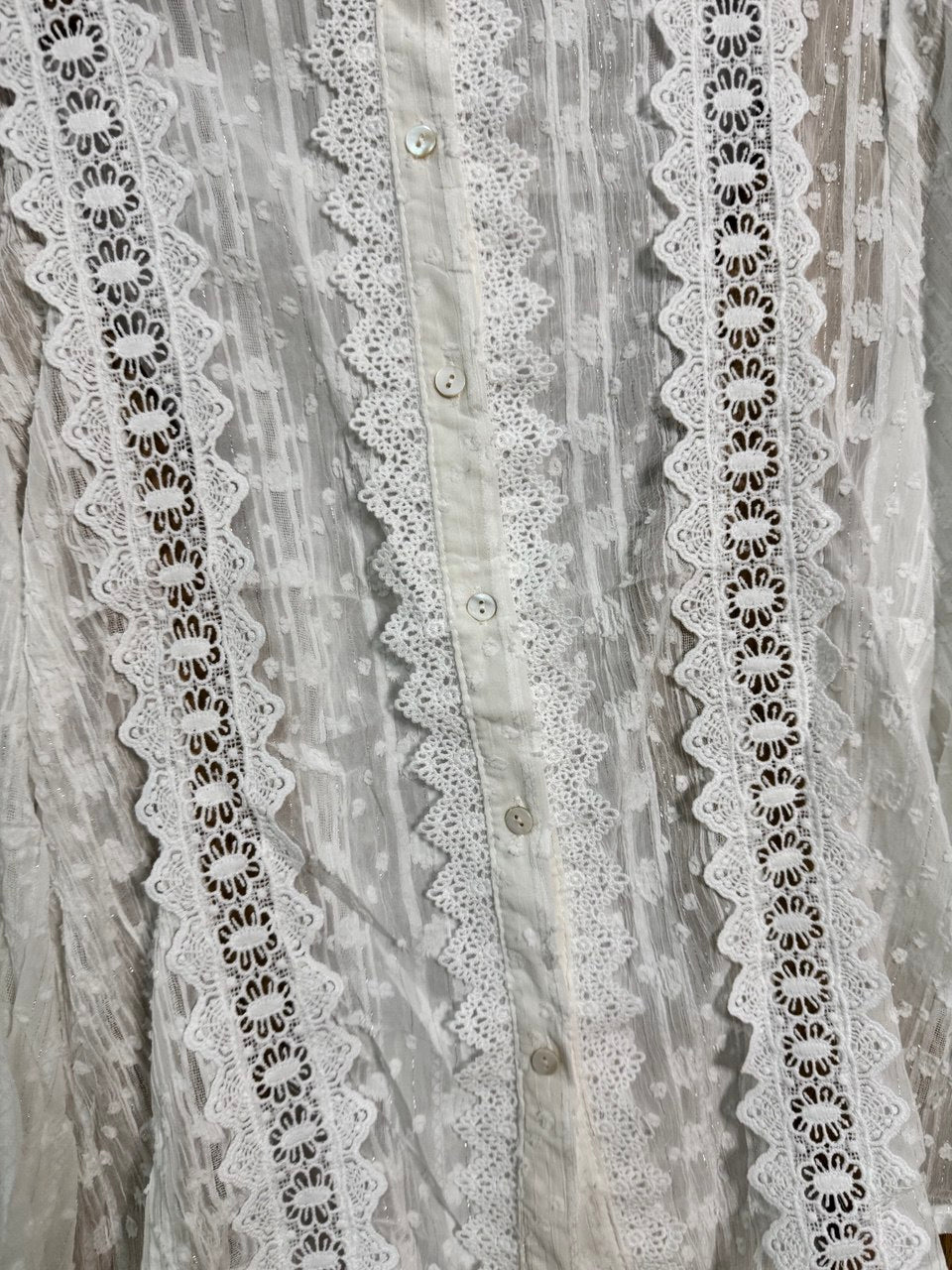 Camisa blanca bordada con hilos dorados
