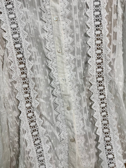 Camisa blanca bordada con hilos dorados