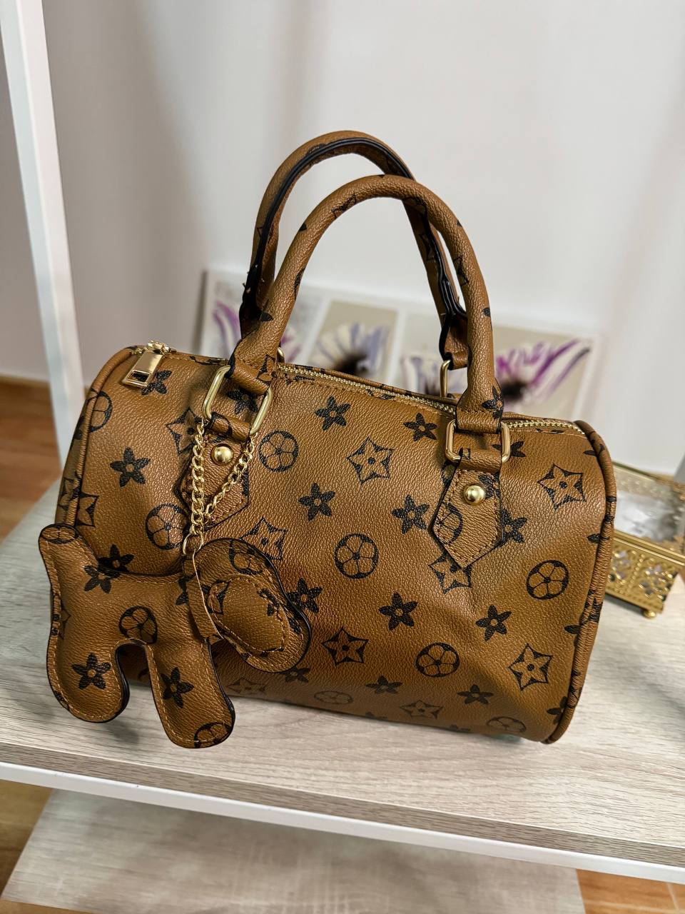 Beige bag with dog detail