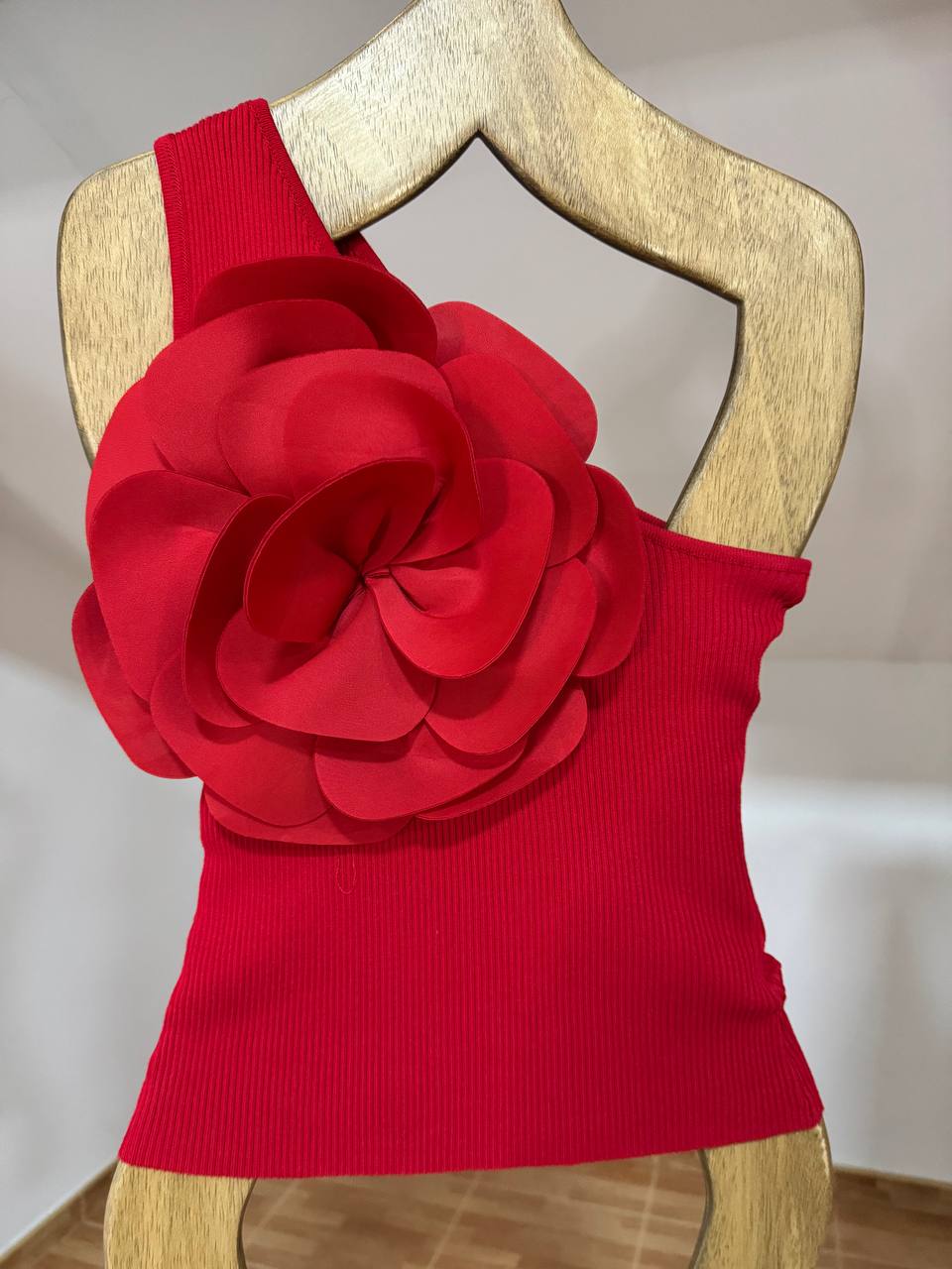 Top flower relief (black, beige, white and red)