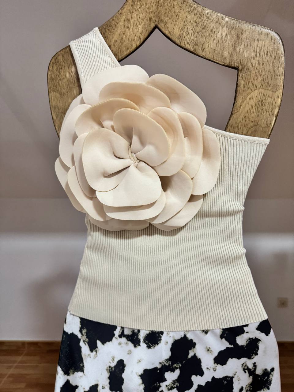 Top flower relief (black, beige, white and red)