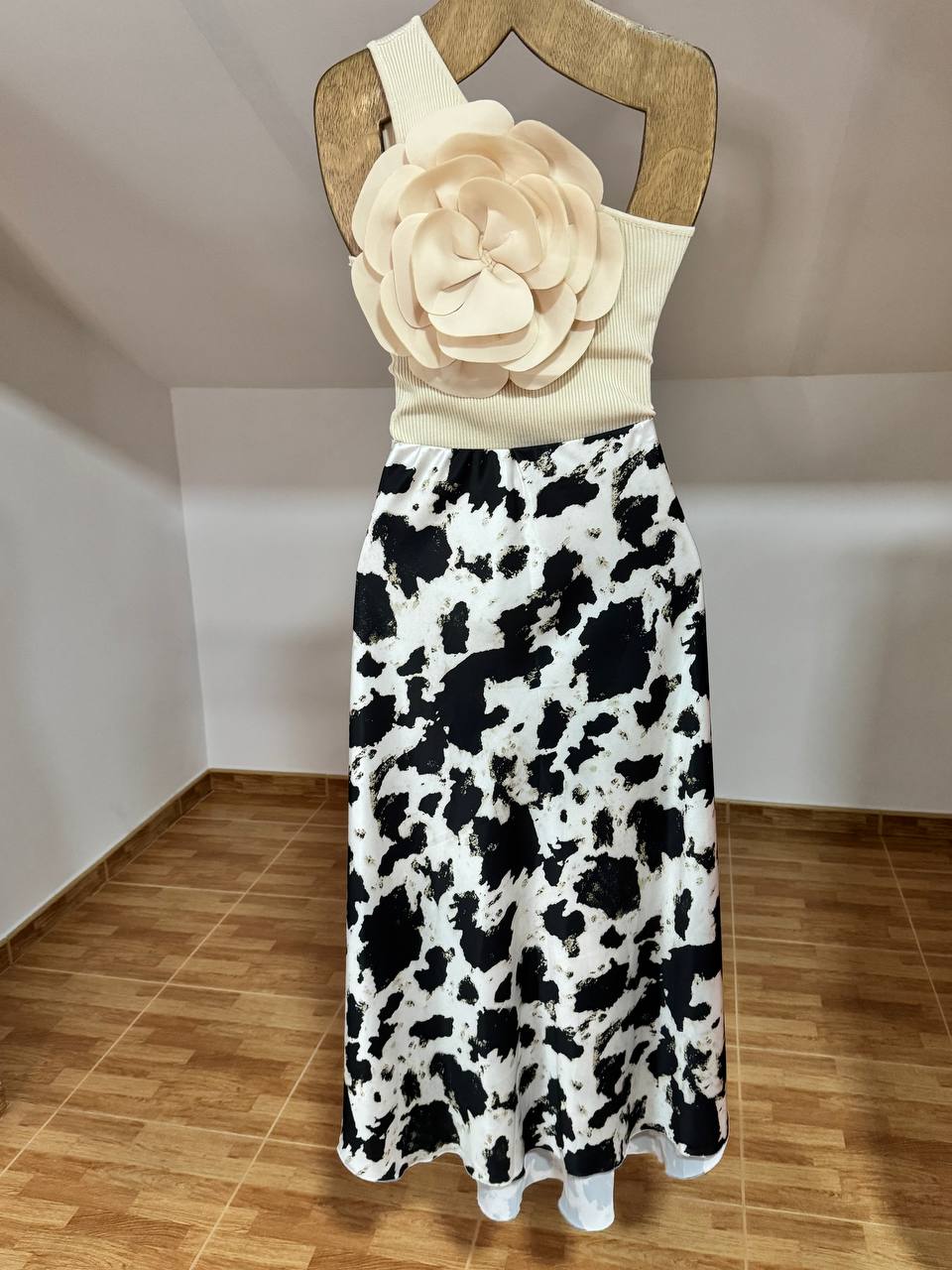 Top flower relief (black, beige, white and red)